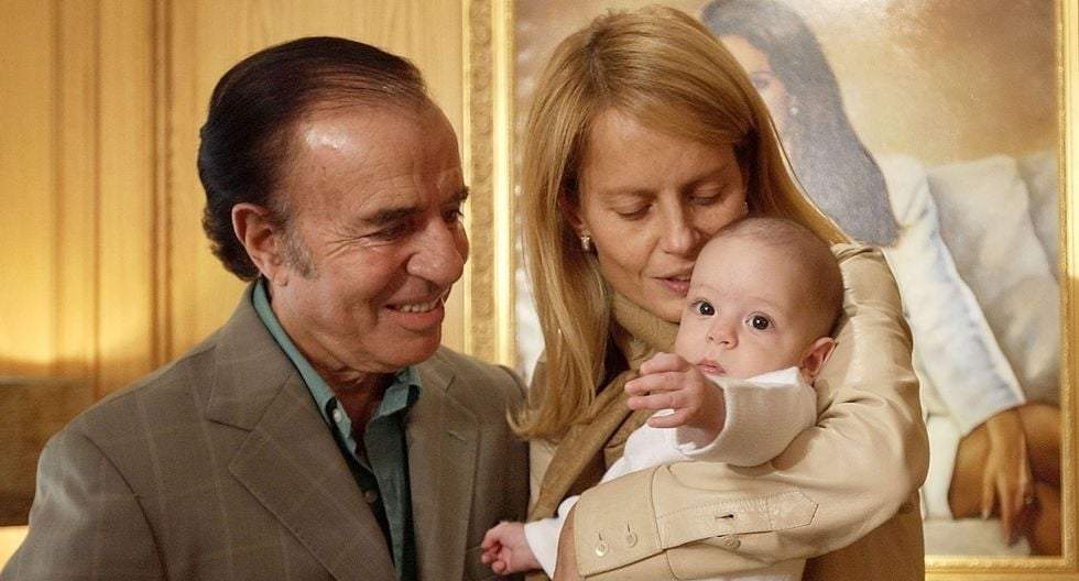 Cecilia Bolocco, Carlos Menem y Máximo. (Twitter)
