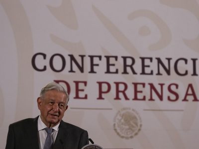 AMLO exhibió a la editorial Planeta con un ejemplar de su libro “¡Gracias!” al que le faltan páginas