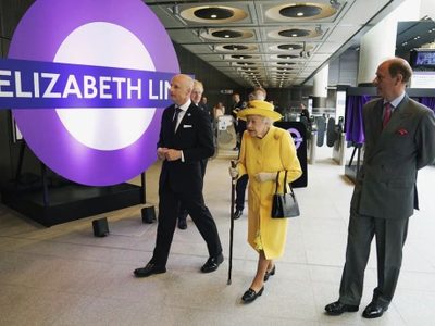 Isabel II acudió por sorpresa a un acto en el metro de Londres