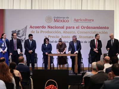 Sheinbaum firma acuerdo para bajar el precio del jitomate