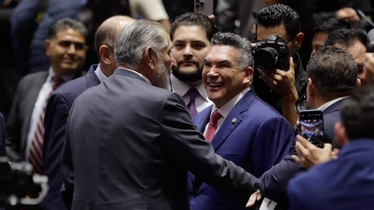 Los senadores Adán Augusto López (Morena) y Alejandro "Alito" Moreno (PRI), en la instalación del periodo extraordinario