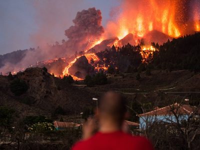 Desesperación en la terminal de ferrys de La Palma: cientos de personas intentan evacuar la isla