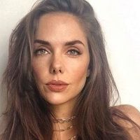 Julieta Nair Calvo muestra su faceta más seria e irresistible. ¡Diosa!