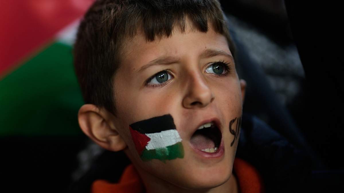 Un niño participa en una protesta contra Israel en Estambul el 4 de octubre del 2025