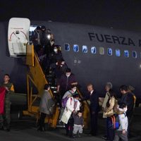 Llega el avión de la Armada con 81 personas rescatadas de la zona de conflicto en Ucrania (Video)