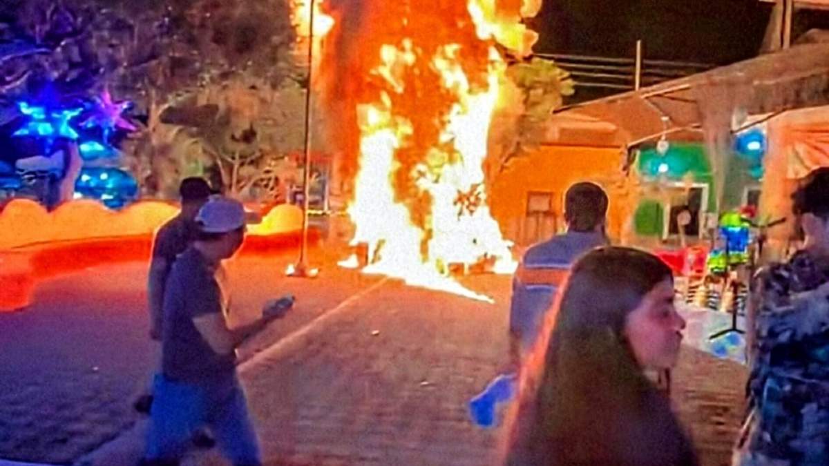 Habitantes de Jonacatepec prenden fuego a árbol navideño y toman la alcaldía
