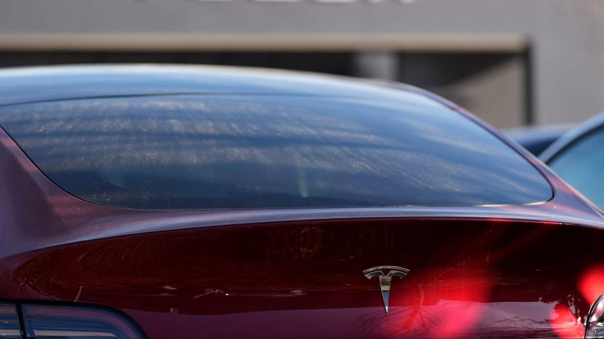 Un Tesla modelo Y, en un concesionario de la marca, el 19 de marzo de 2025, en Kennesaw, Georgia