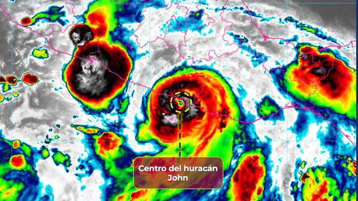 Vista satelital del centro del huracán John