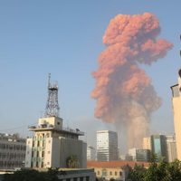 Fuerte explosión sacudió el puerto de Beirut: los videos