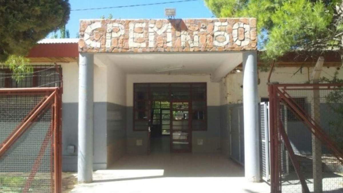 La evacuación ocurrió en el CPEM 50 de Centenario. Fuente: (Minuto Neuquén)