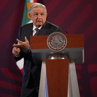 AMLO señala “mentalidad privatizadora” de Xóchitl Gálvez por propuesta de seguro médico