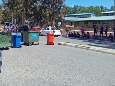 Trabajadores tercerizados del hospital de Centenario siguen de paro