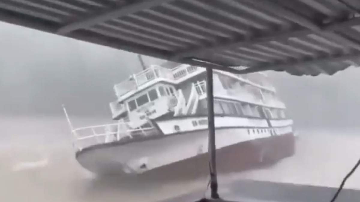 Barco turístico accidentado