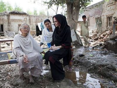 Angelina Jolie visita zonas inundadas de Pakistán