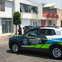 Hombre armado irrumpe en financiera, toma rehenes y dispara en Puebla