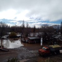 Asistieron con provisiones a vecinos de Sauzal Bonito que fueron afectados por la inundación