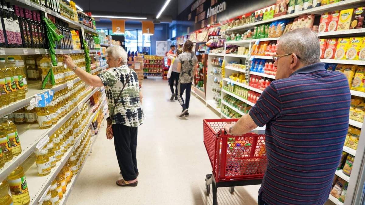 Las familias no alcanzan a llegar a fin de mes por la inflación. Fuente: (X)