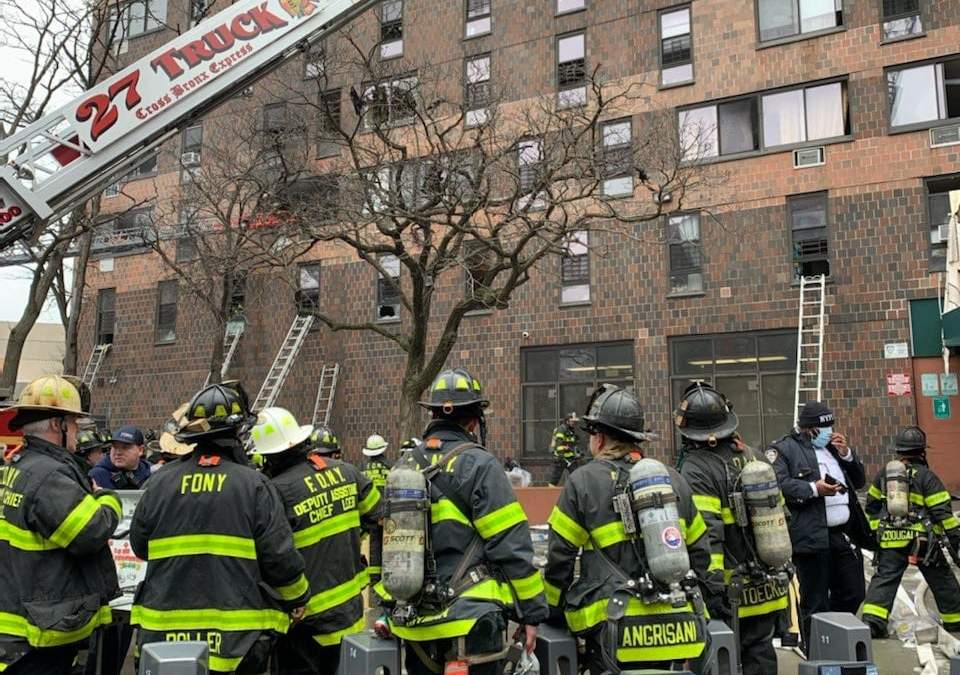 Al menos 200 bomberos trabajaron en el lugar para sofocar el incendio