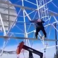 Un hombre se subió a una torre de YPF y le reclamó al Municipio que le pague lo que le debe