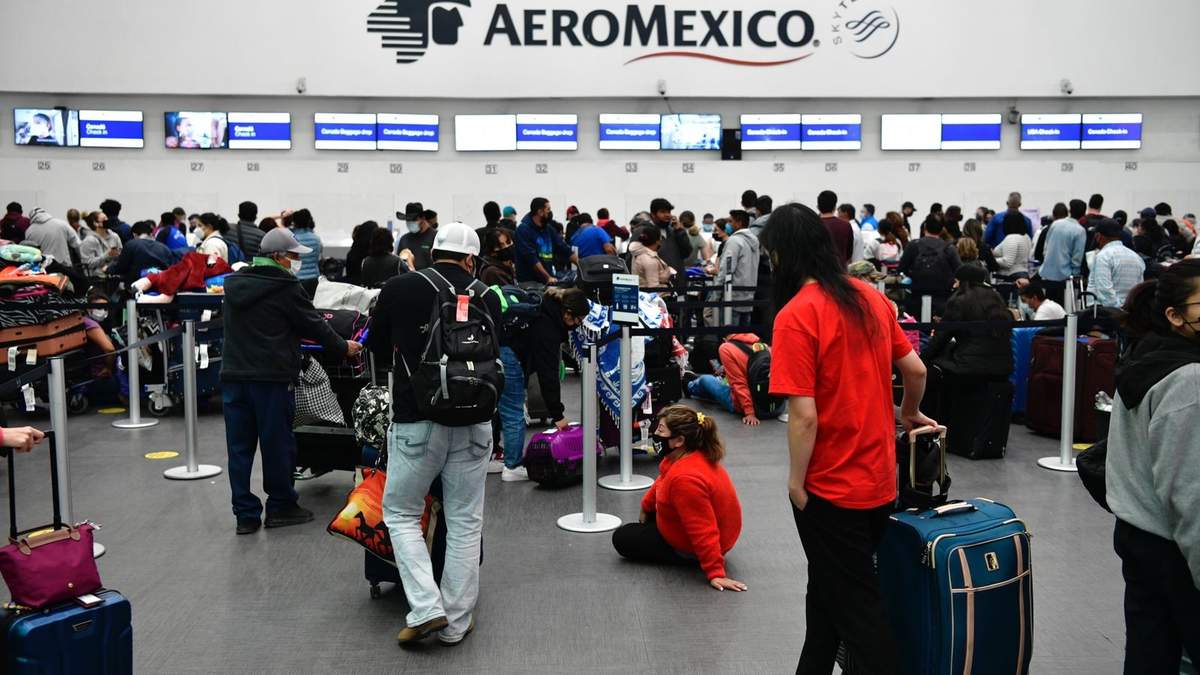 Pasajeros de Aeroméxico en el AICM