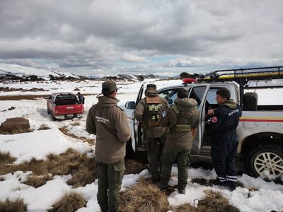 Bomberos de Villa Pehuenia rescataron a una familia en la ruta 13