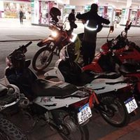Motoqueros irrumpieron en plena Avenida Argentina con picadas