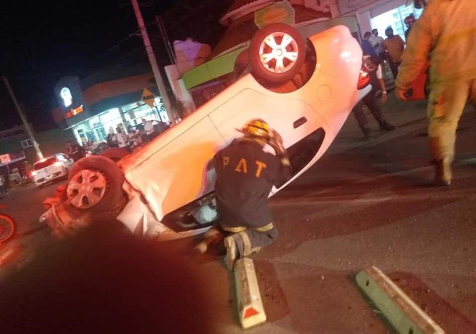El vehículo del líder priista volcó tras chocar con una fila de autos