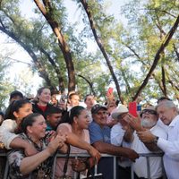 En Badiraguato, tierra de 'El Chapo”, AMLO ofrece 20 mil empleos de a 5 mil pesos al mes... y una universidad