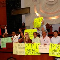 Diputados toman tribuna del Congreso de Guerrero en rechazo al gasolinazo