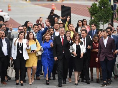 Con manta, gritos de “presidente” y hasta un poema, así recibieron a Ebrard en plenaria de Morena
