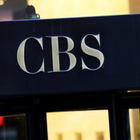 Directora de CBS News renuncia durante disputas legales con Trump
