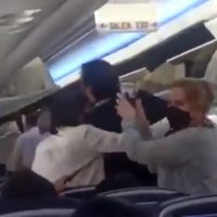 "Son gajes del oficio" dice AMLO sobre insultos en vuelo comercial