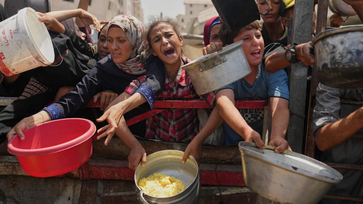 Palestinos piden comida en la Franja de Gaza