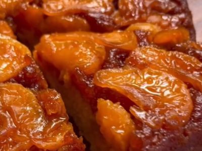 Con 2 mandarinas, 3 huevos y en licuadora, prepará esta rica torta invertida para disfrutar a la hora de la merienda