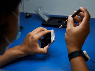 China: Empleados de fábrica de iPhones protestan por salarios bajos