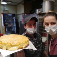 La tortilla de papas rellena que hacen dos cocineras y llegó a Netflix