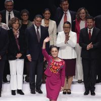 Entre frases de AMLO, Sheinbaum reivindica en su informe los principios de la 4T