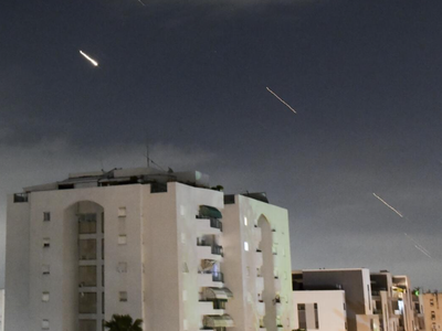 Israel dice que Irán lanzó más de 300 drones y misiles