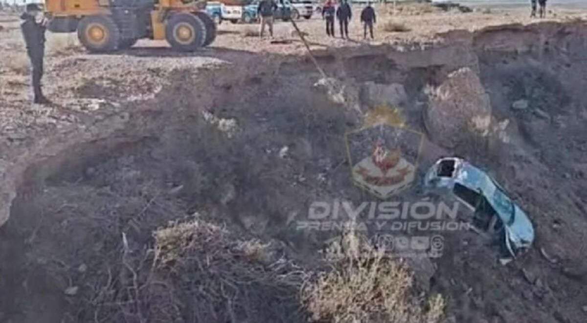 Momentos en que la Policía rescató el auto tras el intento de femicidio. Fuente: (Policía de Neuquén)