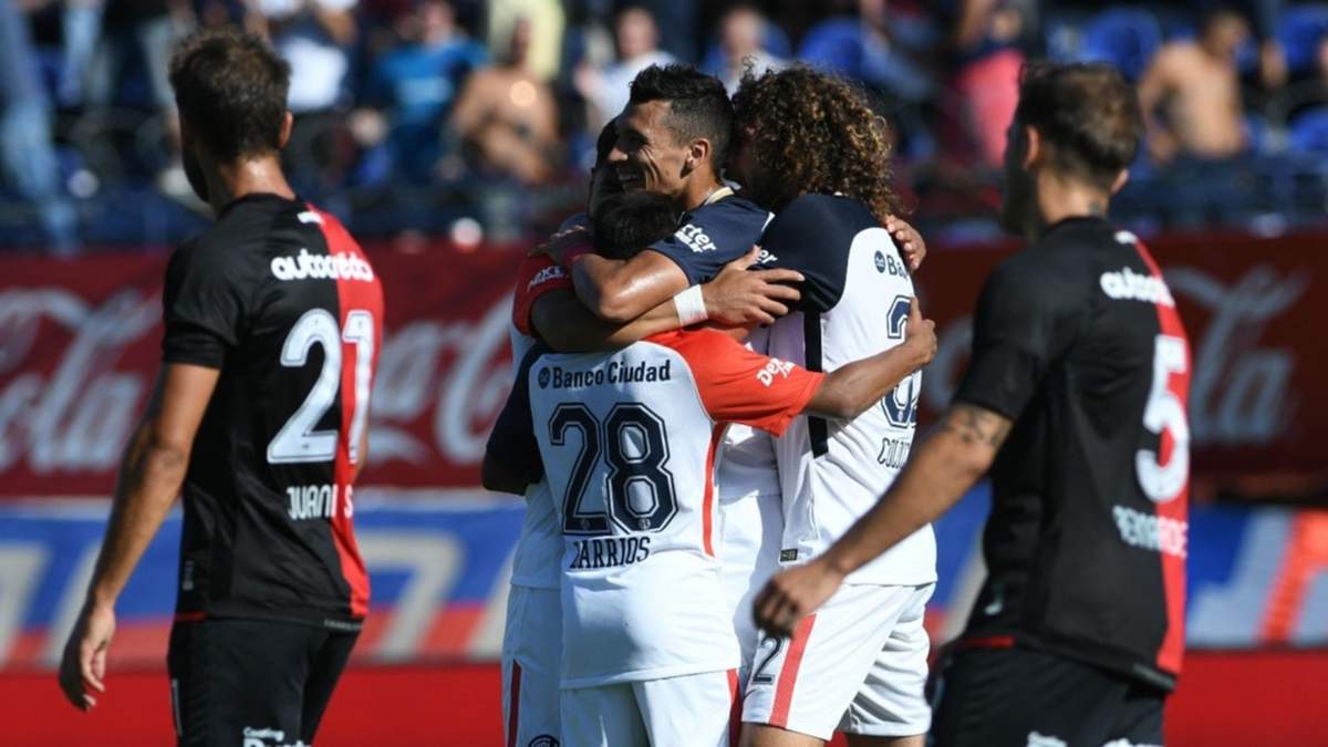 Rubén Botta abraza a Nahuel Barrios y Coloccini. Fuente (Instagram)