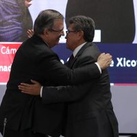 Ebrard y Monreal se expresan afecto en la plenaria de Morena en el Senado