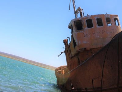 Continúan los operativos para rescatar a 11 marineros en un buque encallado