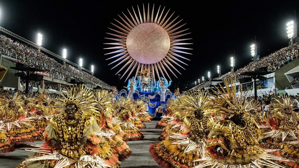 Las escuelas de samba pasan todo el año construyendo las carrozas y los trajes, y organizando el evento. Fuente: (Twitter)