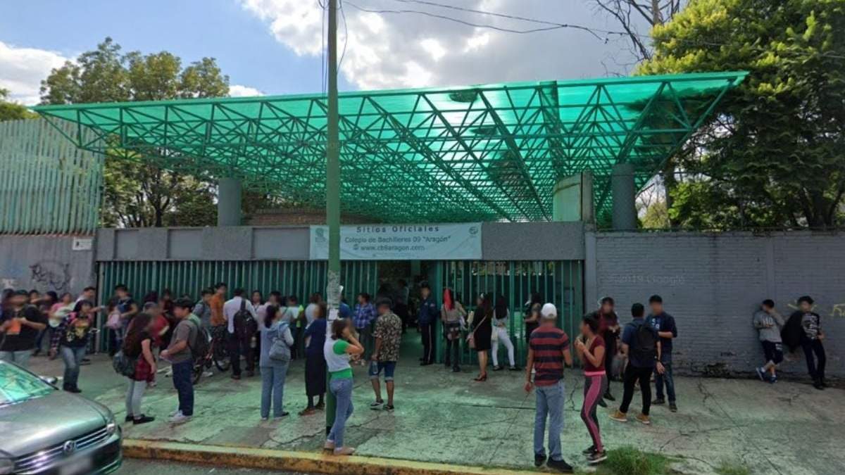 El profesor da clases en el plantel 9 del Colegio de Bachilleres