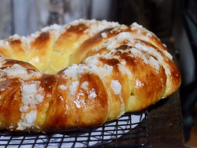 Con 1 huevo y 250 gramos de harina, hacé esta exquisita rosca de Pascua trenzada y rellena