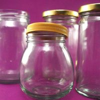 Frascos de vidrio grandes o chicos: antes de tirarlos mirá cómo convertir los que tenés en casa en bonitos jarrones de diseño en minutos