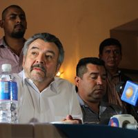 Interrumpen con mariachi y huevazos una conferencia del líder de Morena en SLP