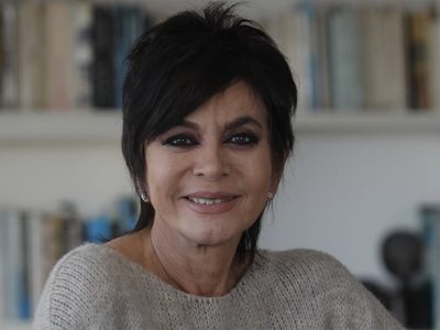 Con un estampado inesperado, Mónica Gutiérrez reivindicó el traje como pieza clave de temporada