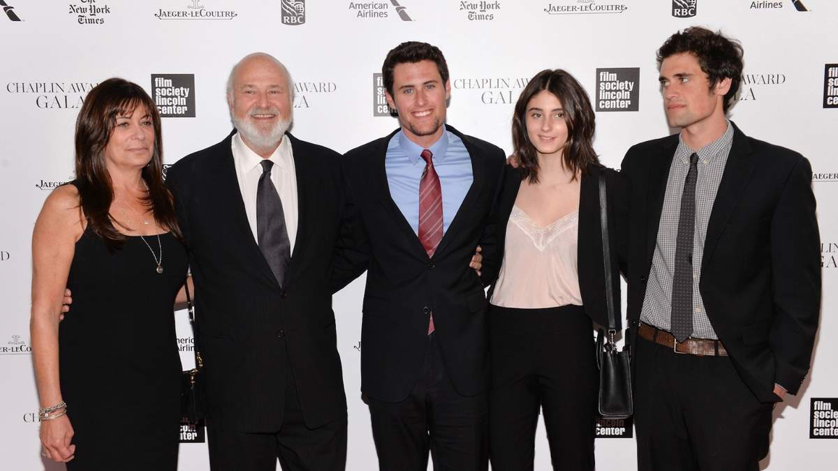 Michele y Rob Reiner junto con sus hijos Jake, Romy y Nick