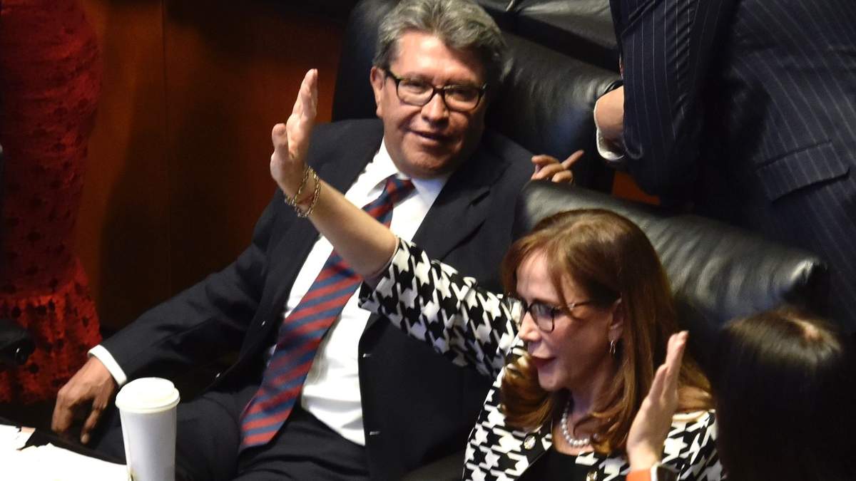 Ricardo Monreal y Yeidckol Polevnsky en la Comisión Permanente